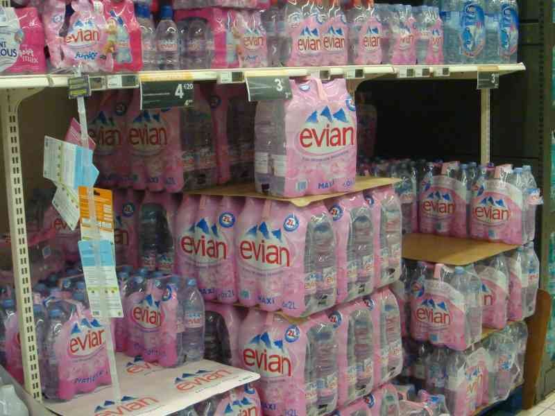 Paques d'eau de marque Evian en rayon dans un magasin