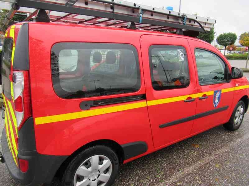 Véhicule de liaison des sapeurs pompiers modèle Renault Kangoo