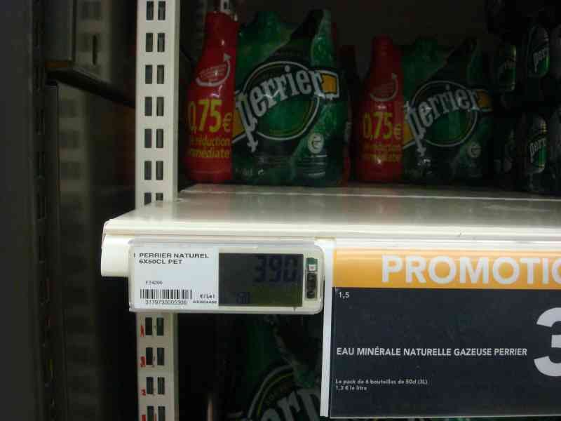 Eau minérale gazeuse en promotion dans un supermarché