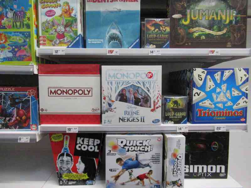 Rayons jeux de société dans un magasin