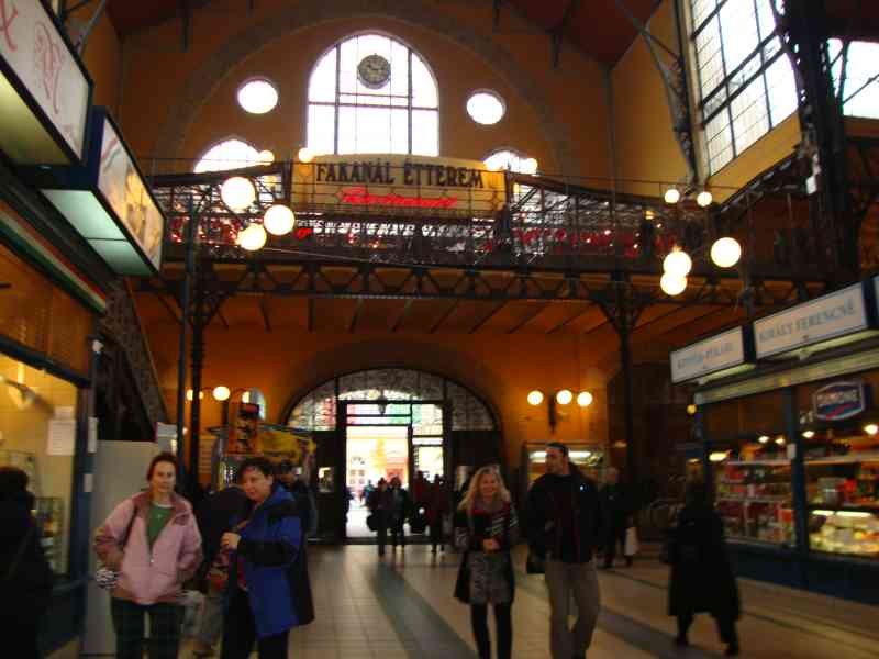 Intérieur du grand marché couvert de Budapest photo gratuite
