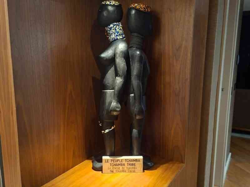 Des sculptures en bois de type art premier africain, photo gratuite