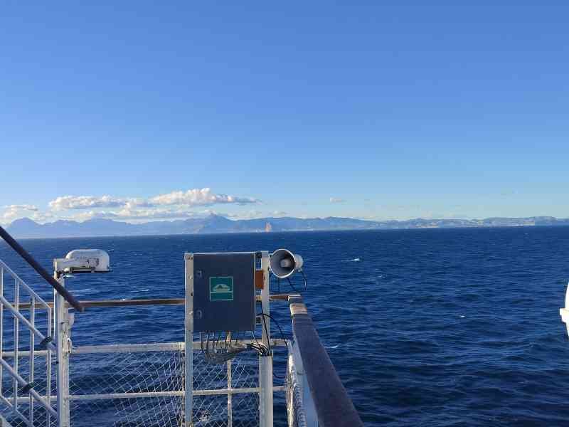 Un paysage maritime depuis le pont d'un bateau de croisière, photo gratuite