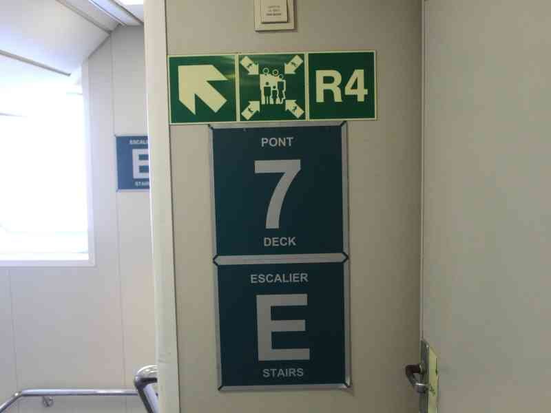 Des panneaux de signalisation indiquant l'emplacement et la navigation à l'intérieur d'un navire, photo gratuite