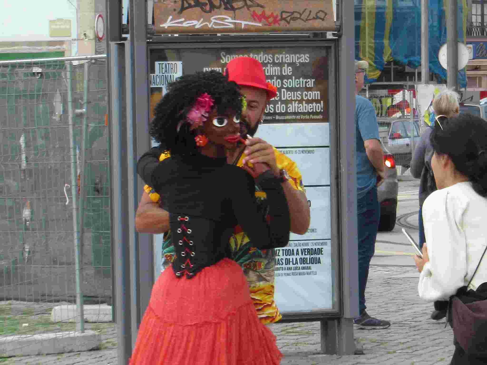 Danseur avec une poupée dans la rue à Porto