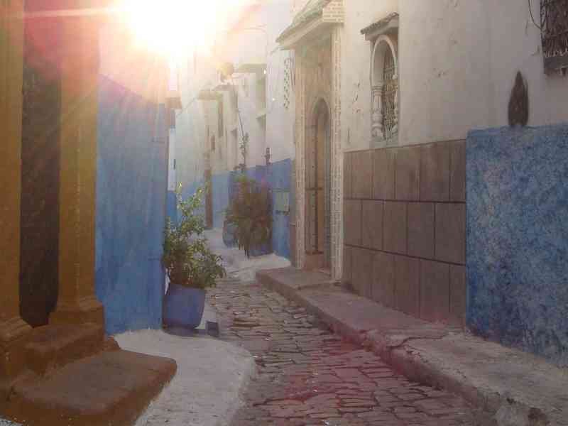 Ruelle de la Kasbah des Oudayas ensoleillée de fin d’après-midi photo gratuite