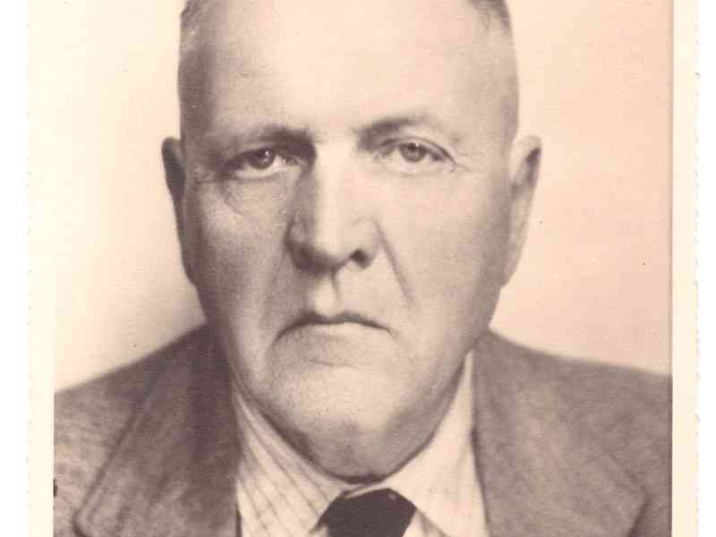 Photo portrait ancienne d'un homme âgé en noir et blanc image gratuite