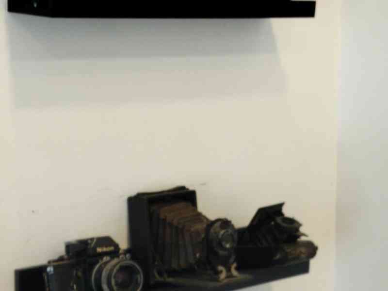 Une collection d'objets photographiques anciens exposés sur des étagères murales, photo gratuite