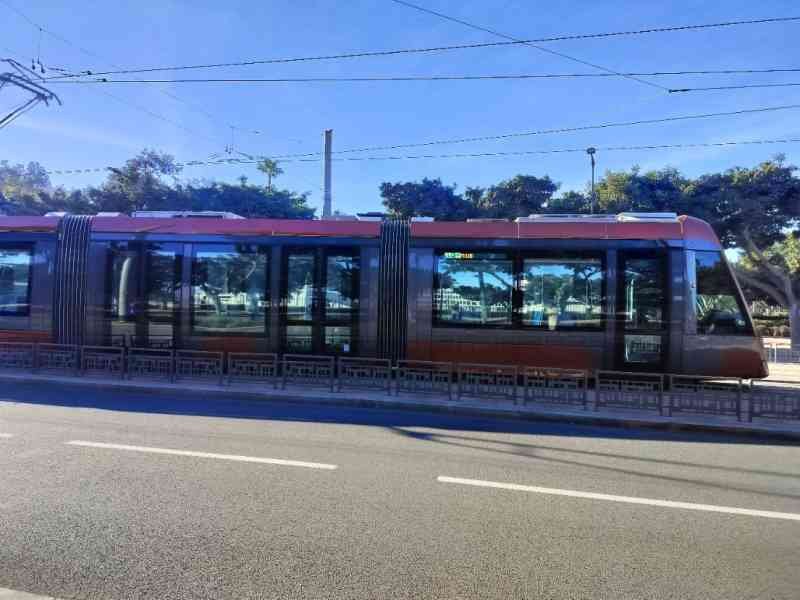 Tramway électrique en déplacement à Casablanca photo gratuite