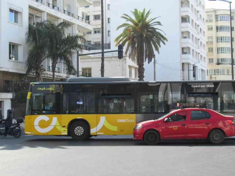 Un bus de la compagnie Alsa, qui opère sous le nom de CASA BUS à Casablanca, au Maroc, photo gratuite
