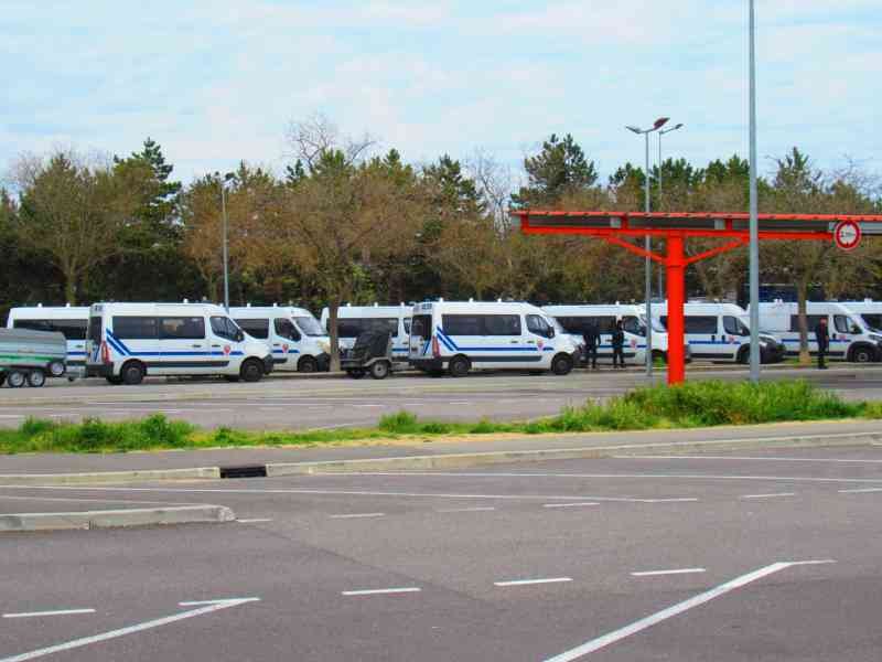 Camionnette de CRS sur une aire de repos