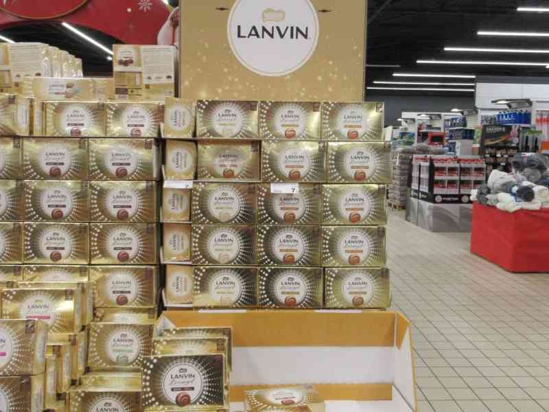 Boites de chocolats Nestlé Lanvin disposées dans le hypermarché E.Leclerc photo gratuite