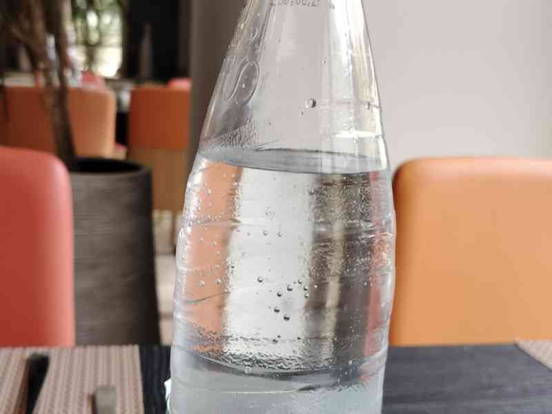 Bouteille d'eau minérale naturelle gazéifiée Garci, photo gratuite