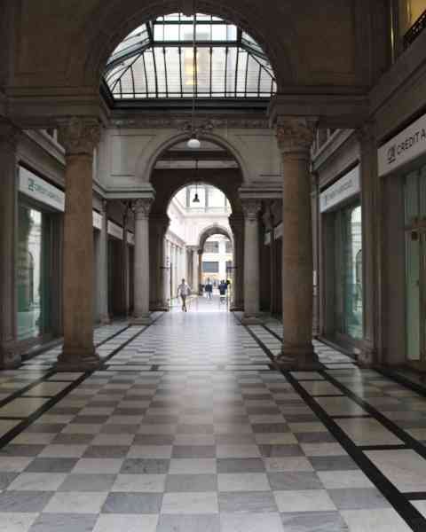Le Passaggio Centrale, une galerie commerciale située dans le centre historique de Milan, il est caractérisé par ses marches, ses colonnes et son sol en damier, photo gratuite