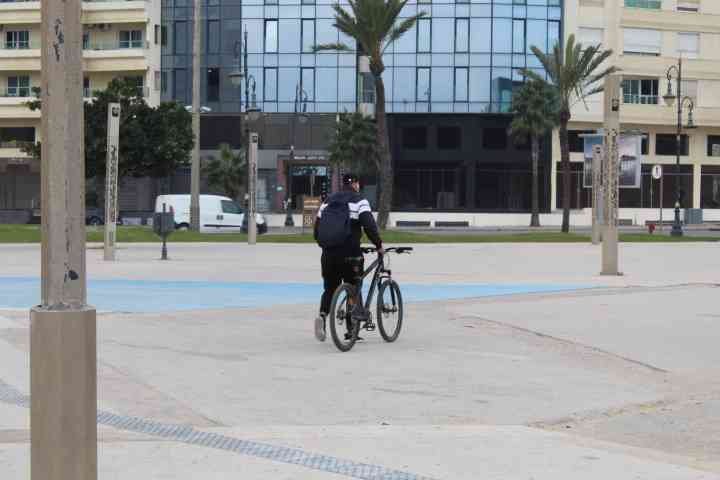 Une personne en train de faire du vélo photo gratuite