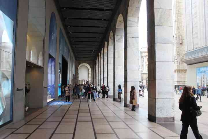 La Galleria Vittorio Emanuele II à Milan, en Italie, l'une des plus anciennes galeries marchandes actives d'Italie et un monument majeur de Milan, photo gratuite