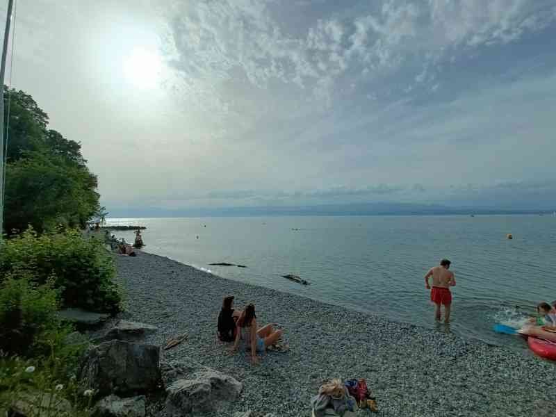 Des personnes à la plage, photo gratuite