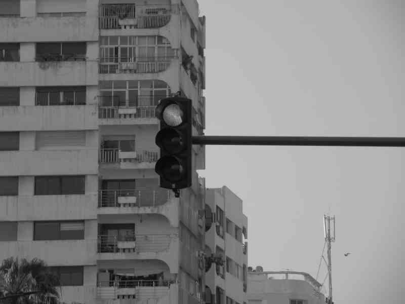 Feu de signalisation suspendu dans la ville photo gratuite