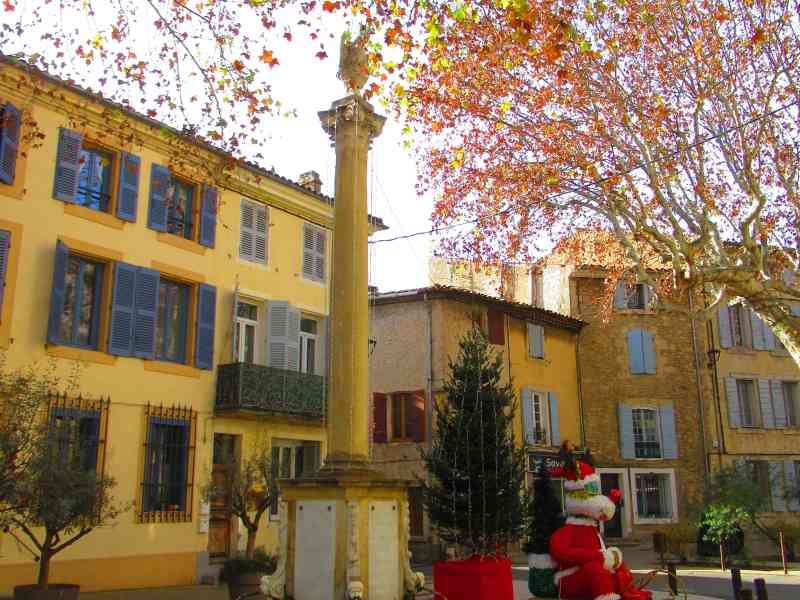 Fontaine du Pélican dans la ville de Pelissanne avec décoration de noël photo gratuite