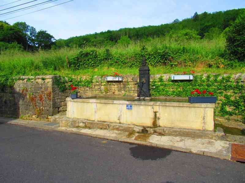 Une fontaine publique située la commune de Saint Lothain dans le Jura, photo gratuite