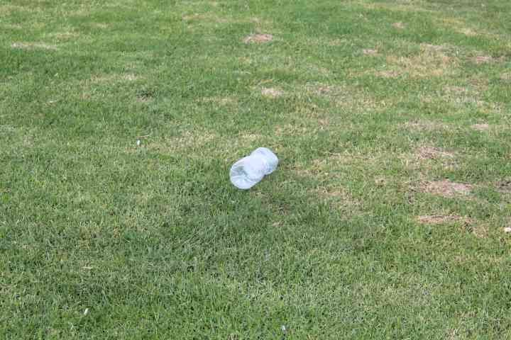 Un geste qui salit la nature photo gratuite