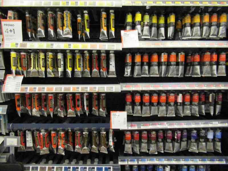 Tubes de peinture à huile multicolores de marque Rembrandt sur les rayons d'un magasin