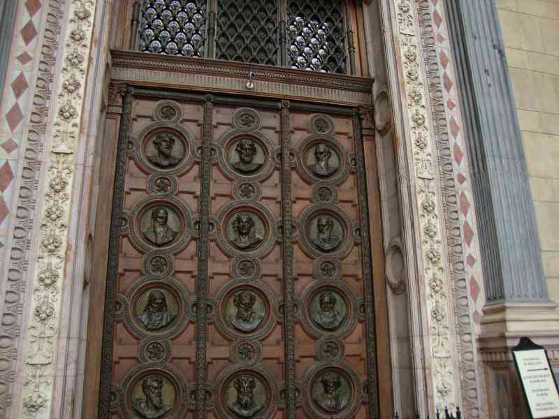 Porte principale de la Basilique Saint-Etienne de Budapest