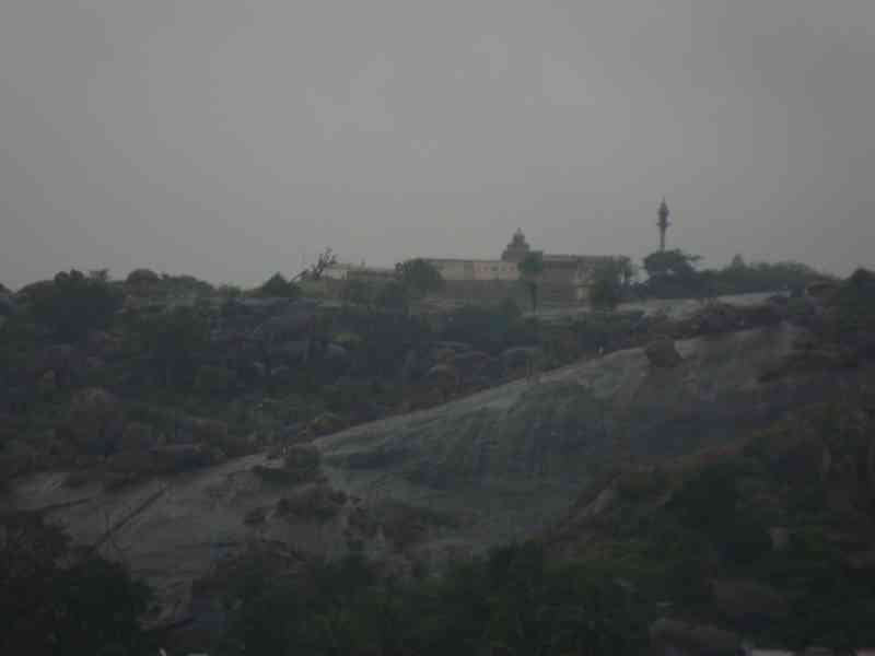 Un bâtiment situé sur une colline, photo gratuite