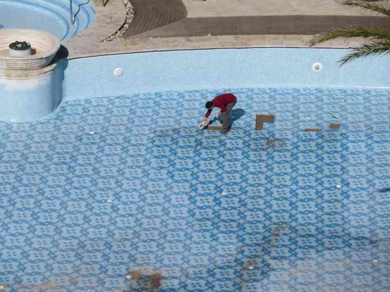 Carrelage en marbre bleu pour une piscine