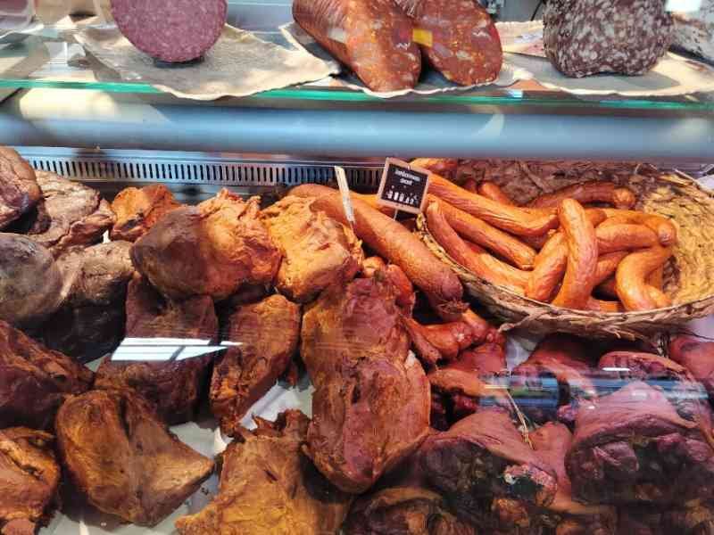 Charcuterie avec une variété de viandes fumées et séchées photo gratuite