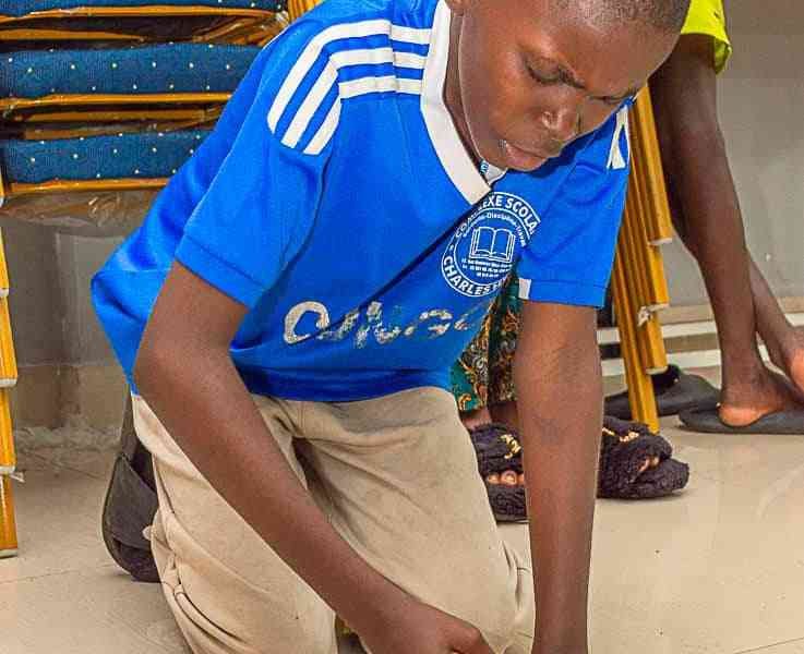 Jeune en prière à genoux photo gratuite