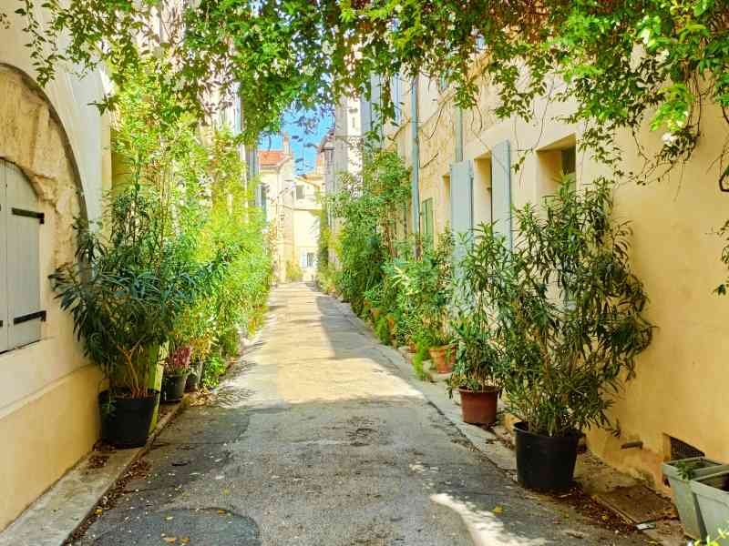 Une ruelle étroite dans la ville d'Arles, en Provence, France, photo gratuite
