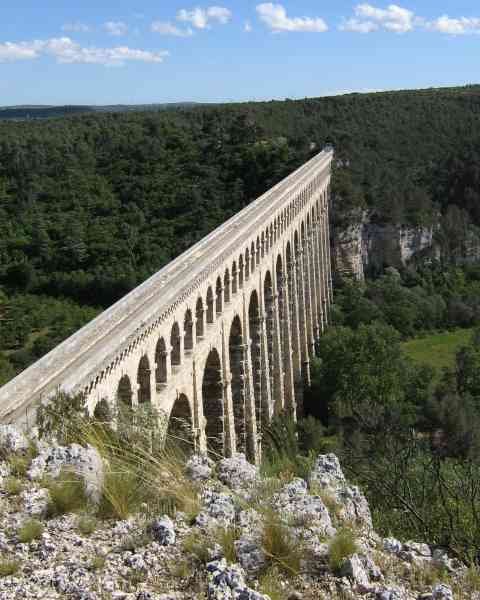 Aqueduc entouré des falaises et forêts photo gratuite
