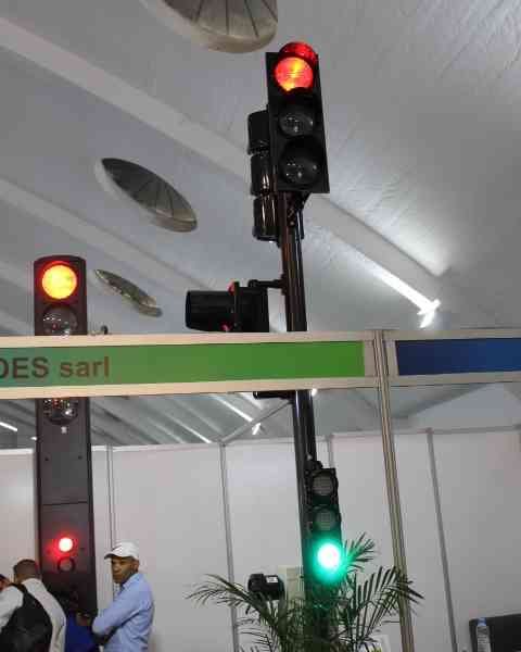 Feu tricolore en exposition intérieure photo gratuite