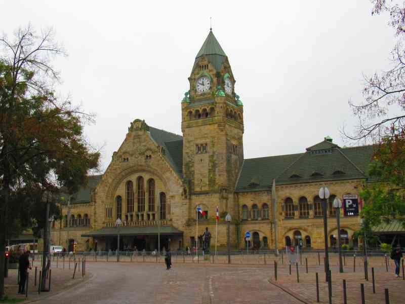 Architecture Wilhelmienne de la gare de Metz en Moselle en France photo gratuite