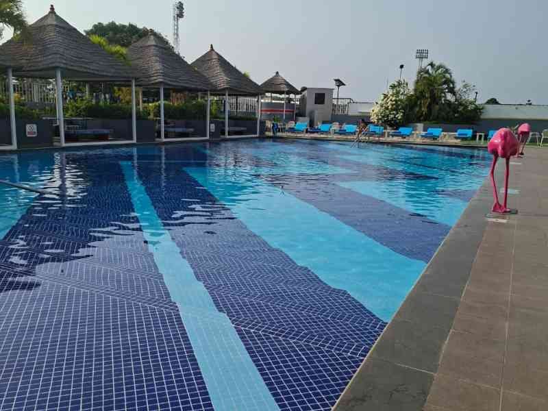 La piscine de l'Hôtel 2 Février situé à Lomé, au Togo, photo gratuite