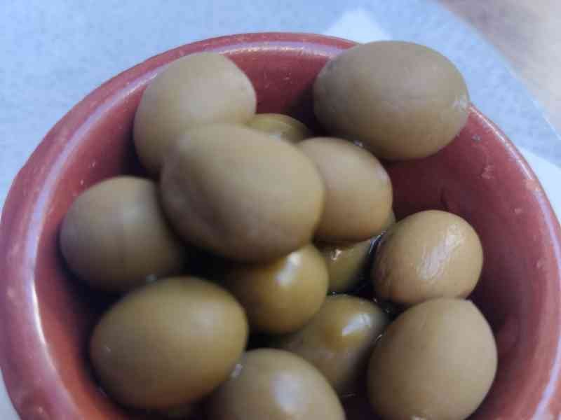 Des olives servies dans un petit bol, photo gratuite