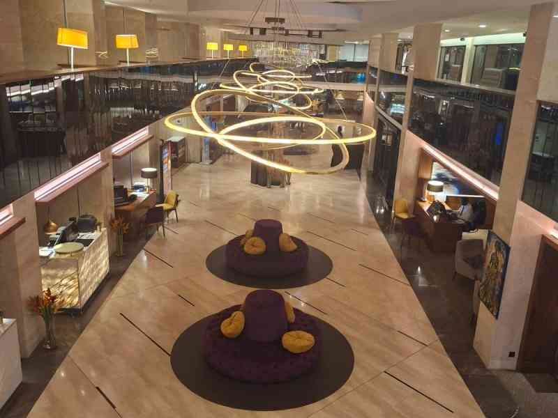 Le hall de l'hôtel 2 Février, situé à Lomé, la capitale du Togo, photo gratuite