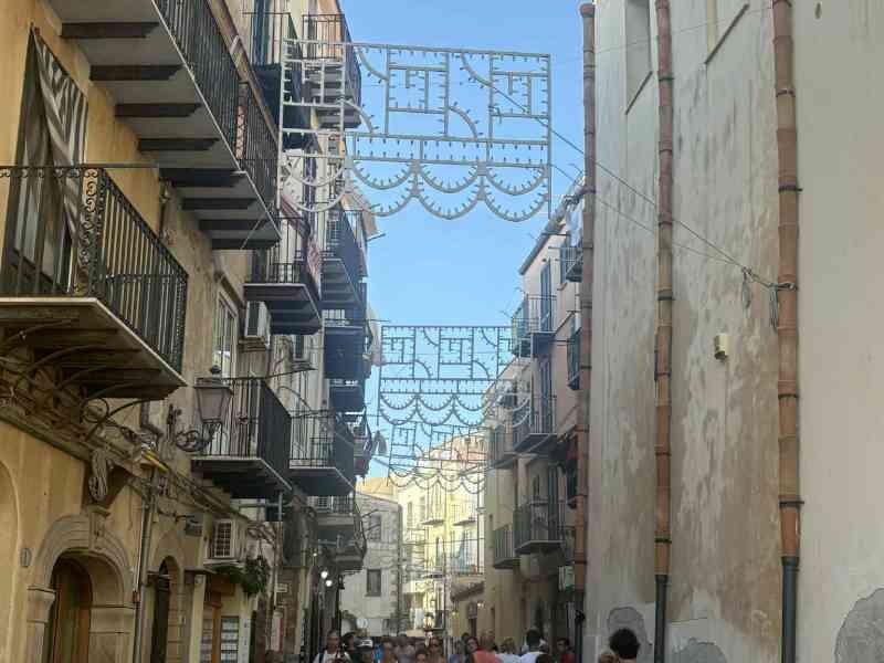 Une rue de Cefalù, une ville côtière située en Sicile, Italie, photo gratuite