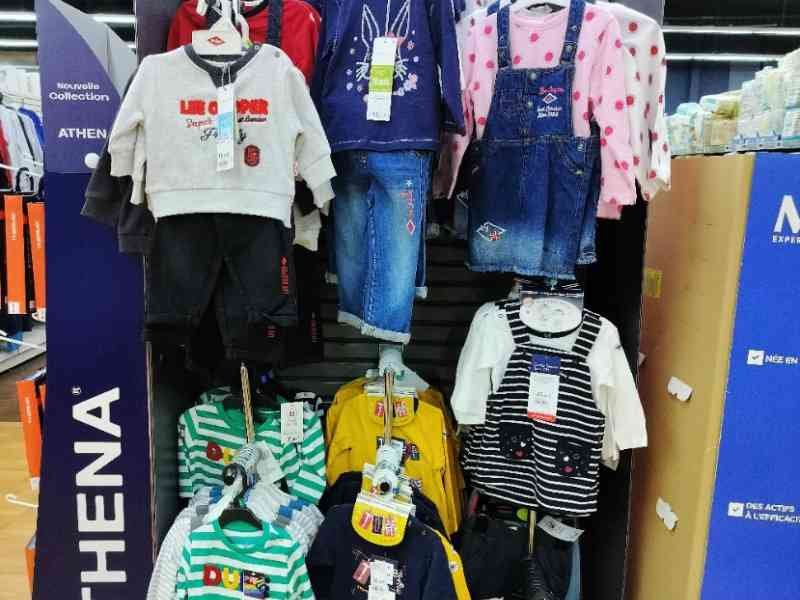 Vêtements mixtes d'enfants disponibles dans une boutique photo gratuite