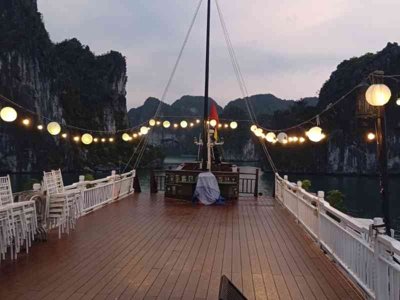 Terrasse en bois d'un bateau de croisière dans la baie d'Halong, Vietnam, photo gratuite