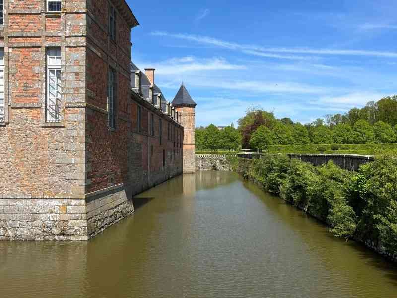 Partie du château de Carrouges entouré d'eau, douve