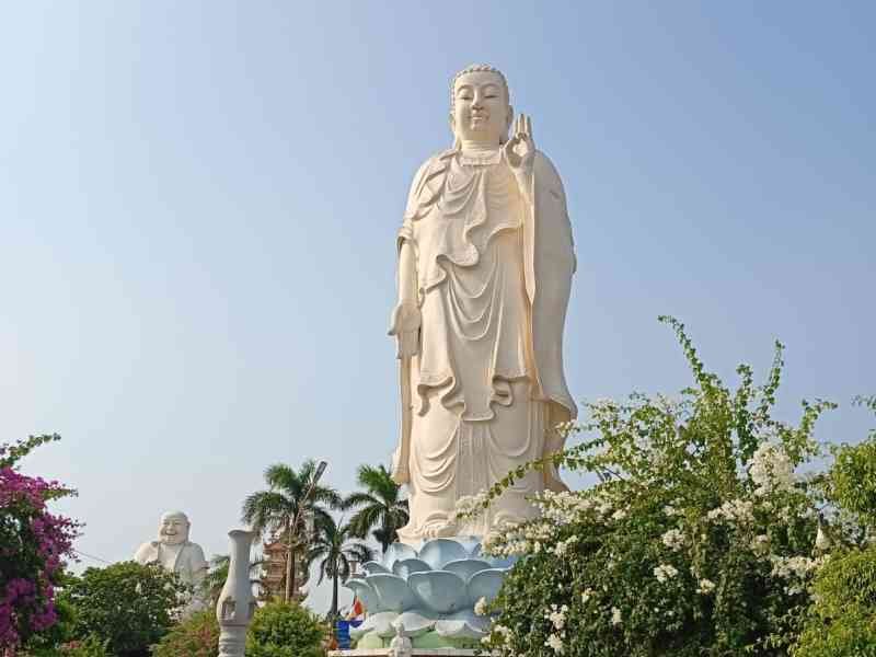 Statue de Bouddha Amitabha debout au temple Vinh Trang Vietnam, photo gratuite