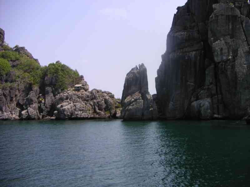 Un plan d'eau entouré de grandes formations rocheuses ou de falaises, photo gratuite
