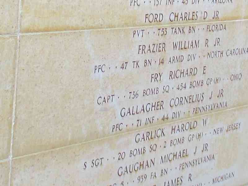 Des noms des illustres disparus de la deuxième guerre mondial sur le mur mémorial du cimetière américain à Epinal dans les Vosges photo gratuite