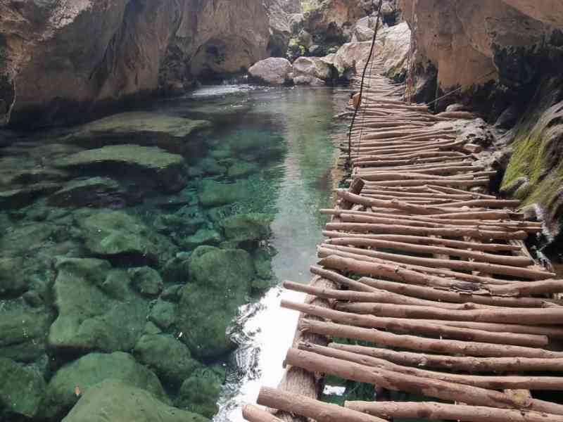 Pont en bâtons près des cascade Akchour au Maroc