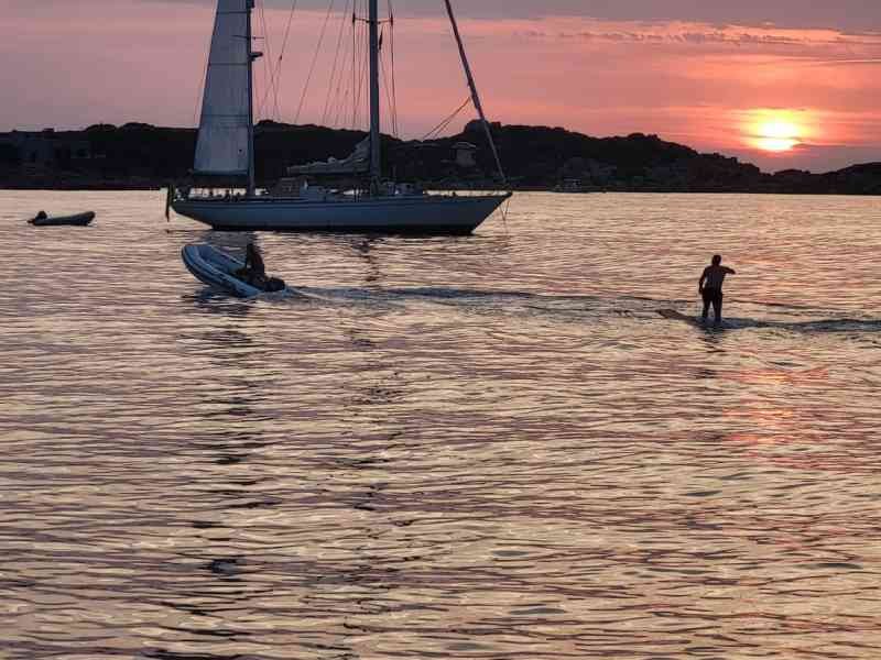 Un voilier au coucher du soleil, photo gratuite