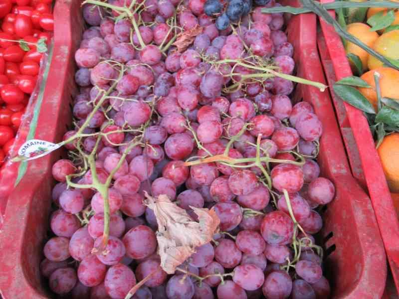Bouquet de raisins à vendre dans un panier du marché photo gratuite