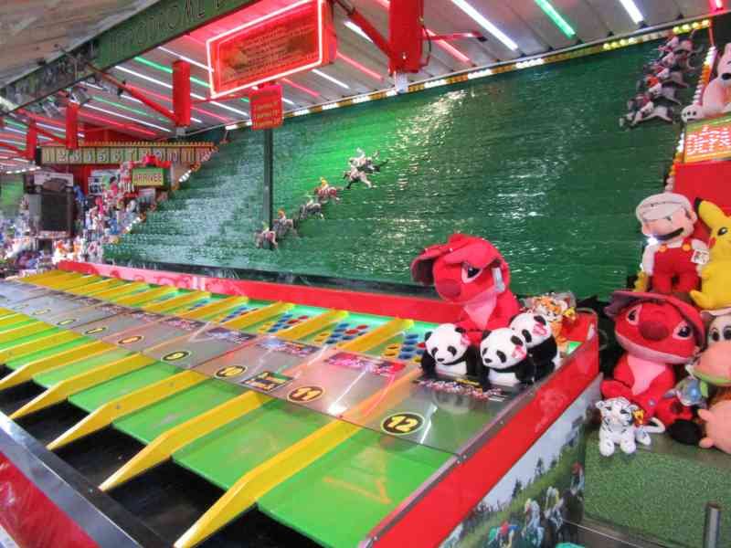 Stand du jeu Derby dans une fête foraine