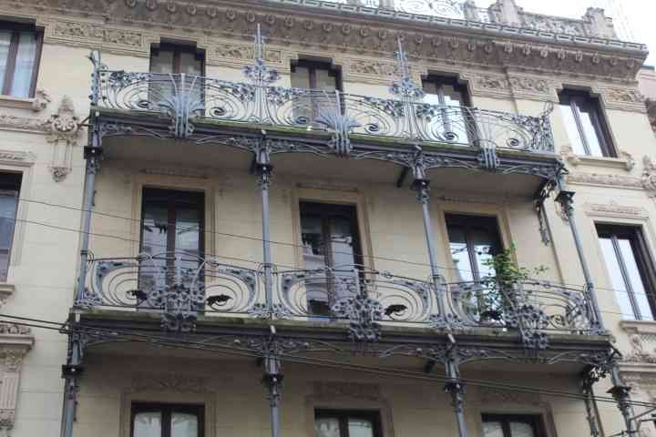 Le balcon de la Casa Ferrario à Milan, photo gratuite